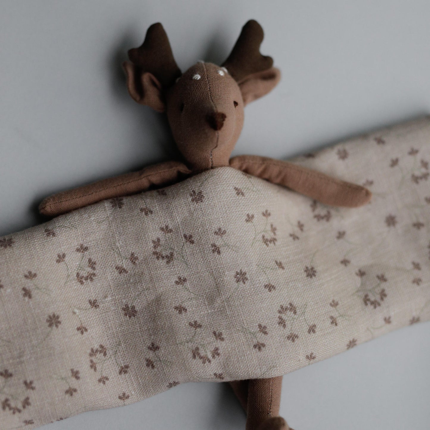 017 Gentle flowers 100% linen fabric 017