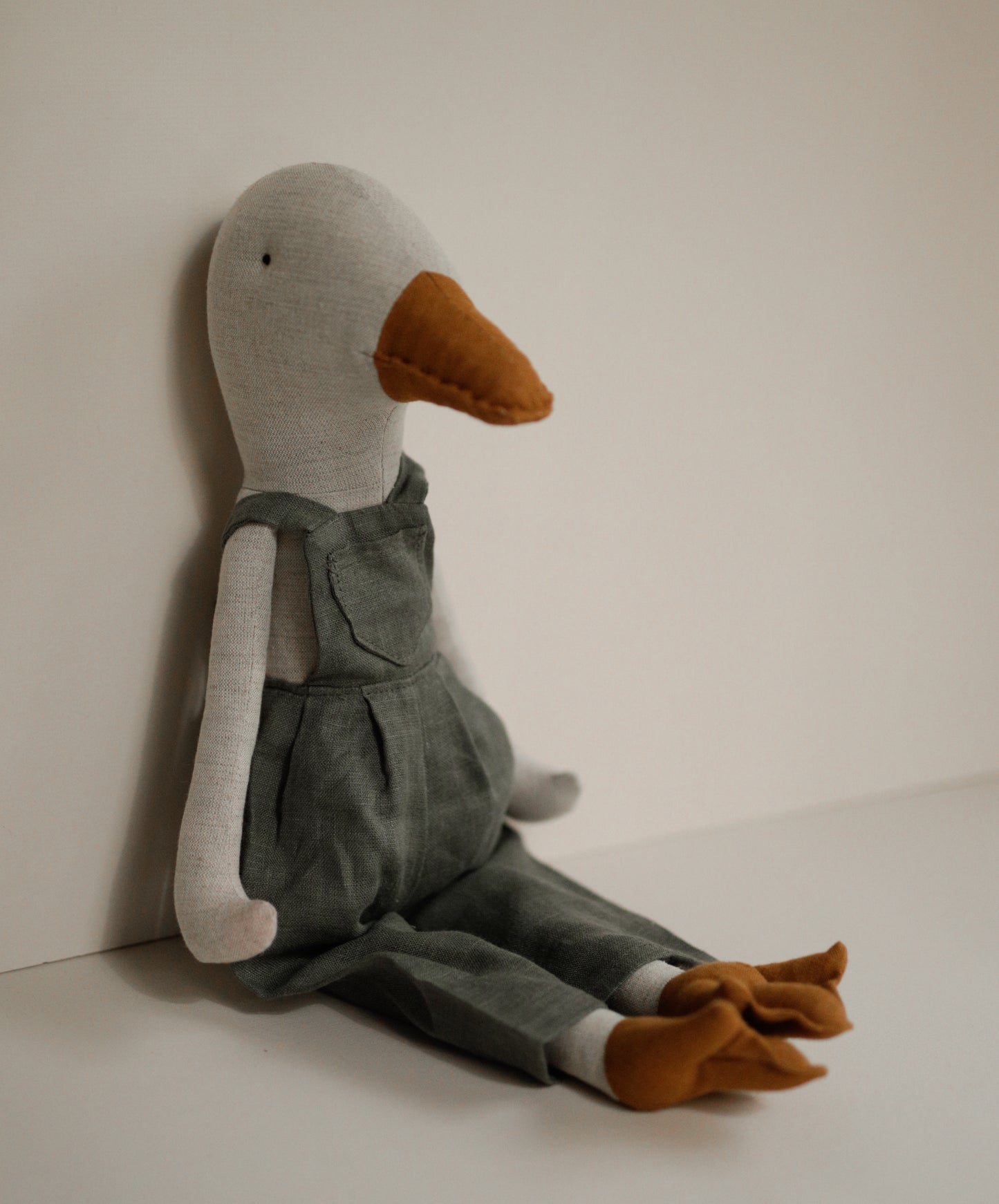 Melange linen 55 cm Goose in green dungarees