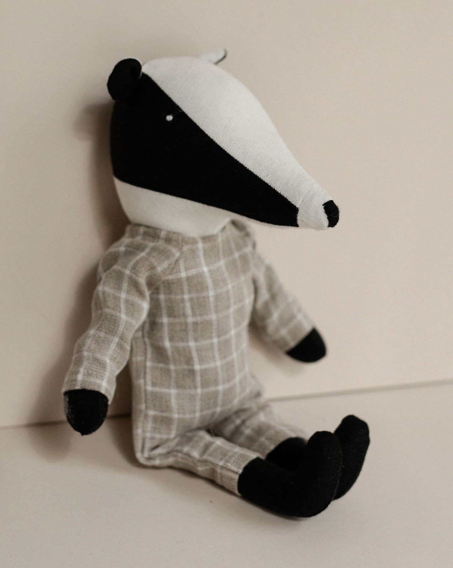 Badger toy 30 cm in check linen romper