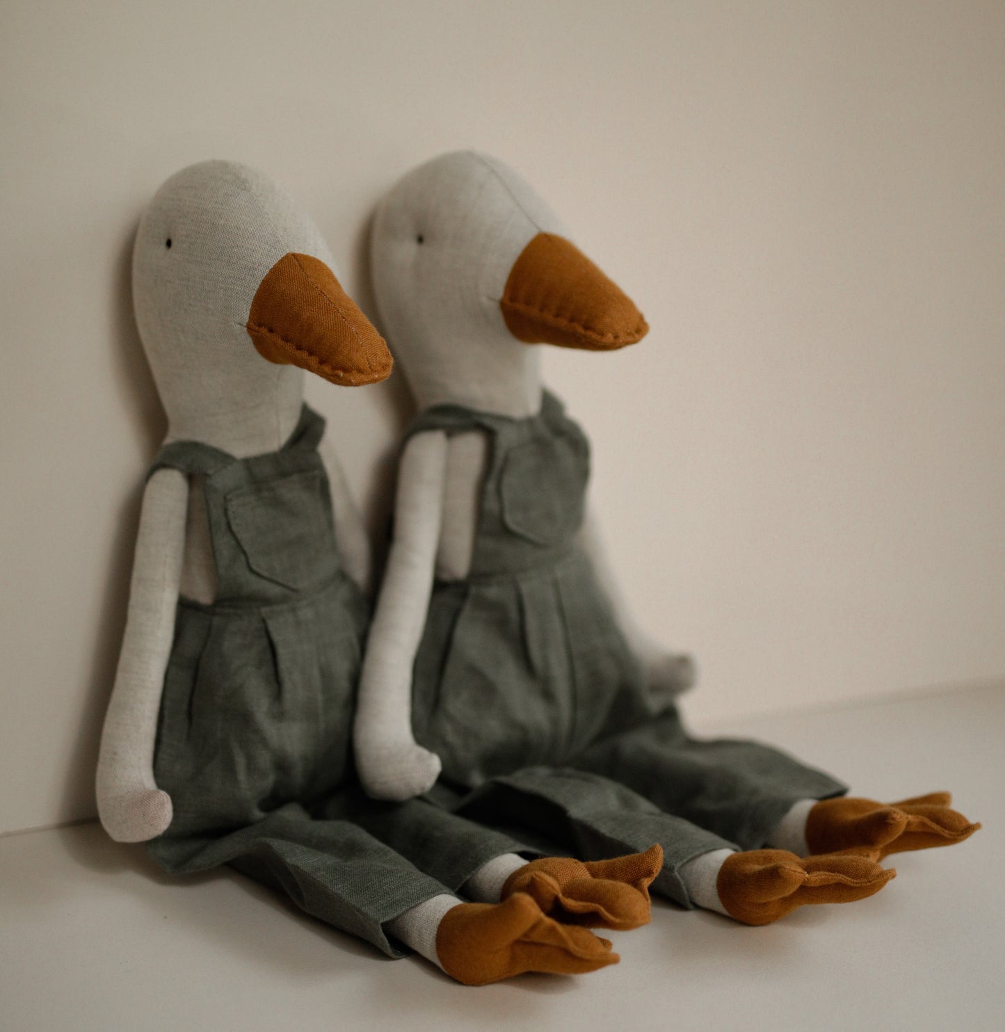 Melange linen 55 cm Goose in green dungarees
