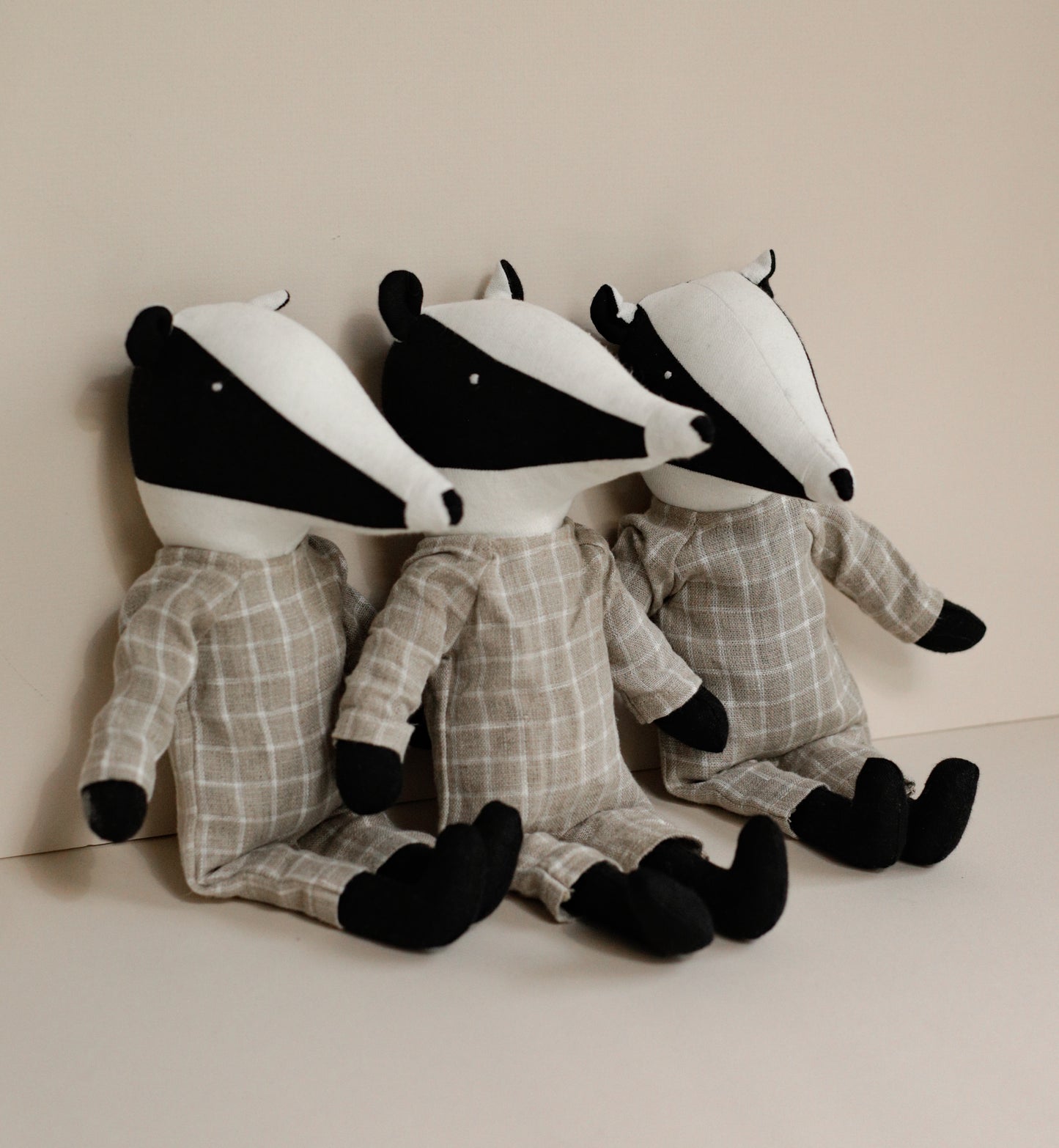 Badger toy 30 cm in check linen romper