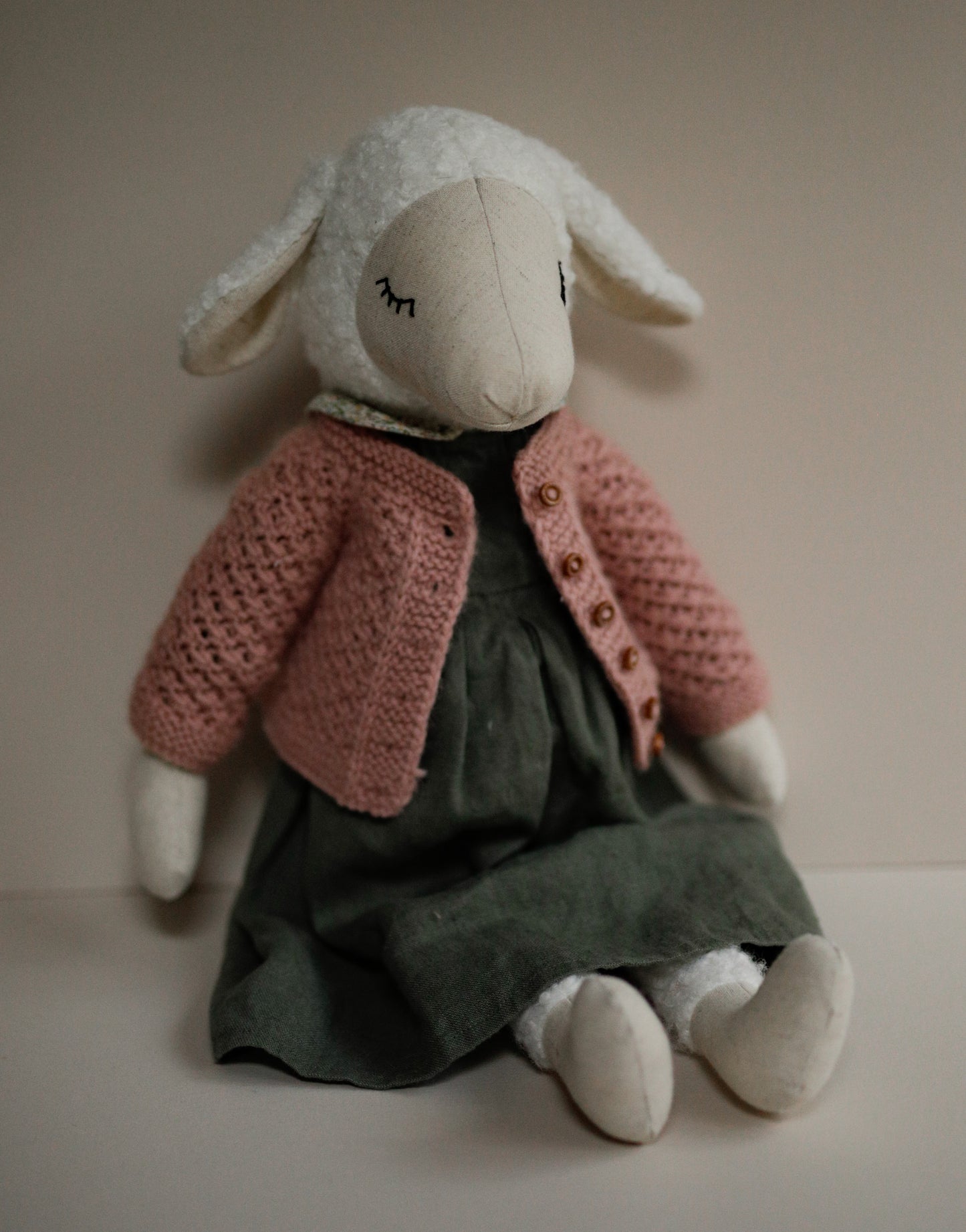 Display SAMPLE 55 cm Lamb in knitted cardigan and linen dress