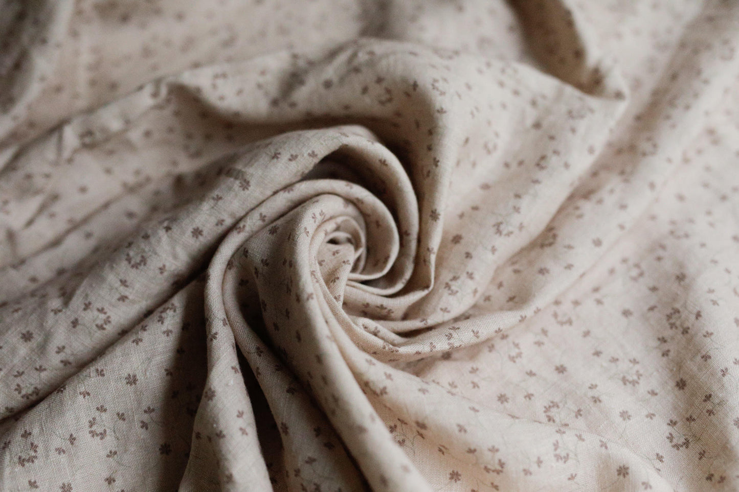 017 Gentle flowers 100% linen fabric 017