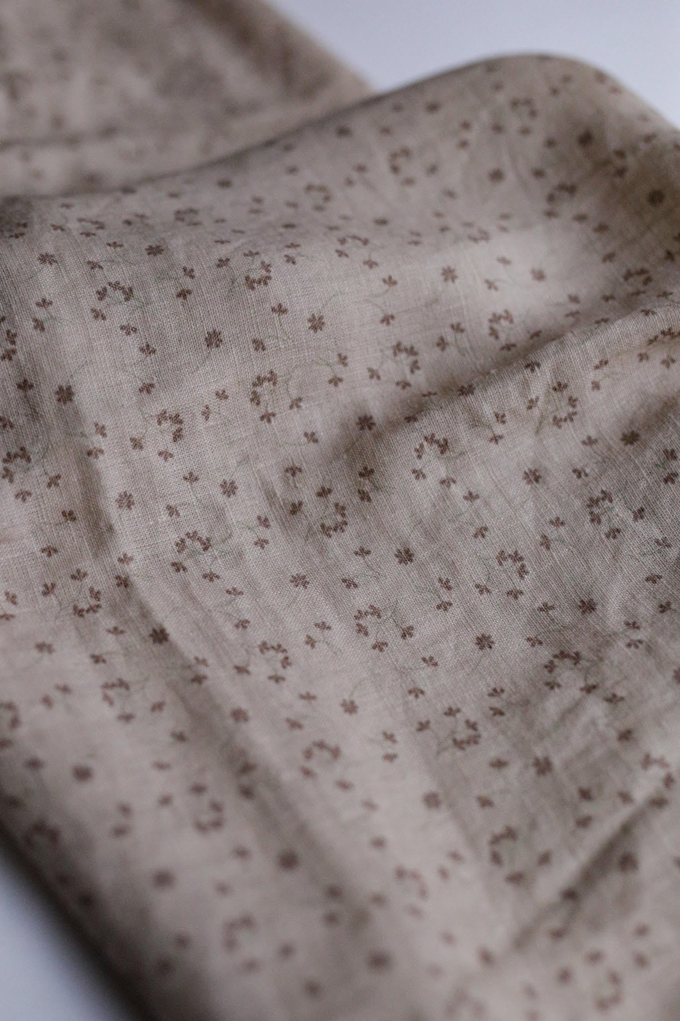 017 Gentle flowers 100% linen fabric 017