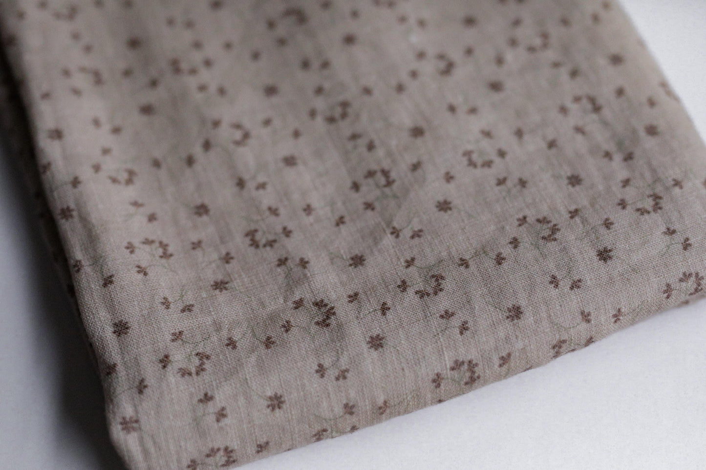 017 Gentle flowers 100% linen fabric 017