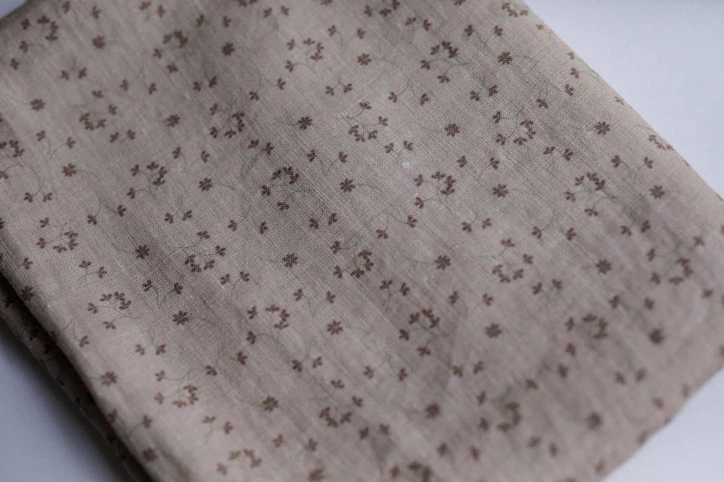 017 Gentle flowers 100% linen fabric 017