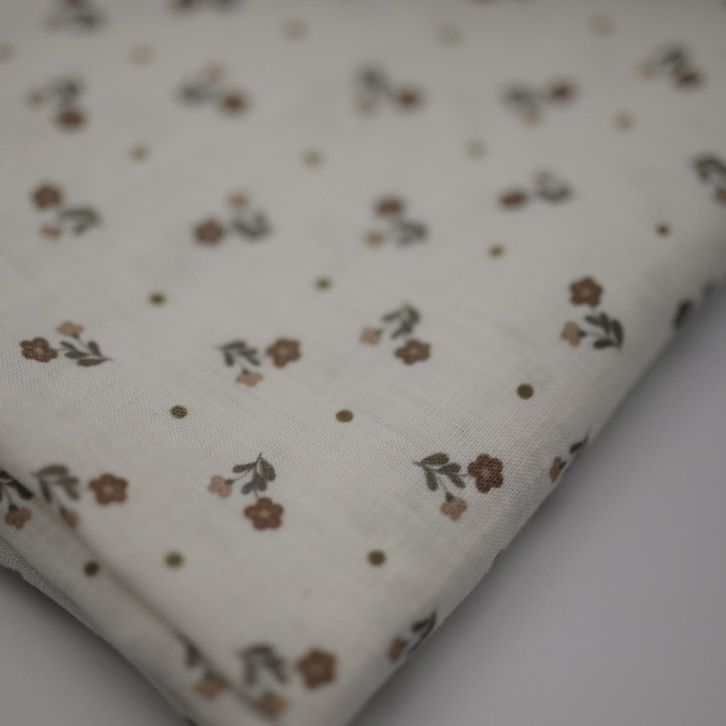 008 White linen with flowers and dots
