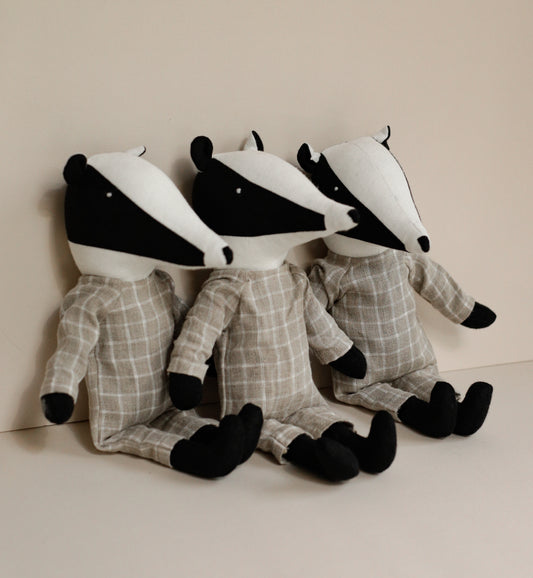 Badger toy 30 cm in check linen romper